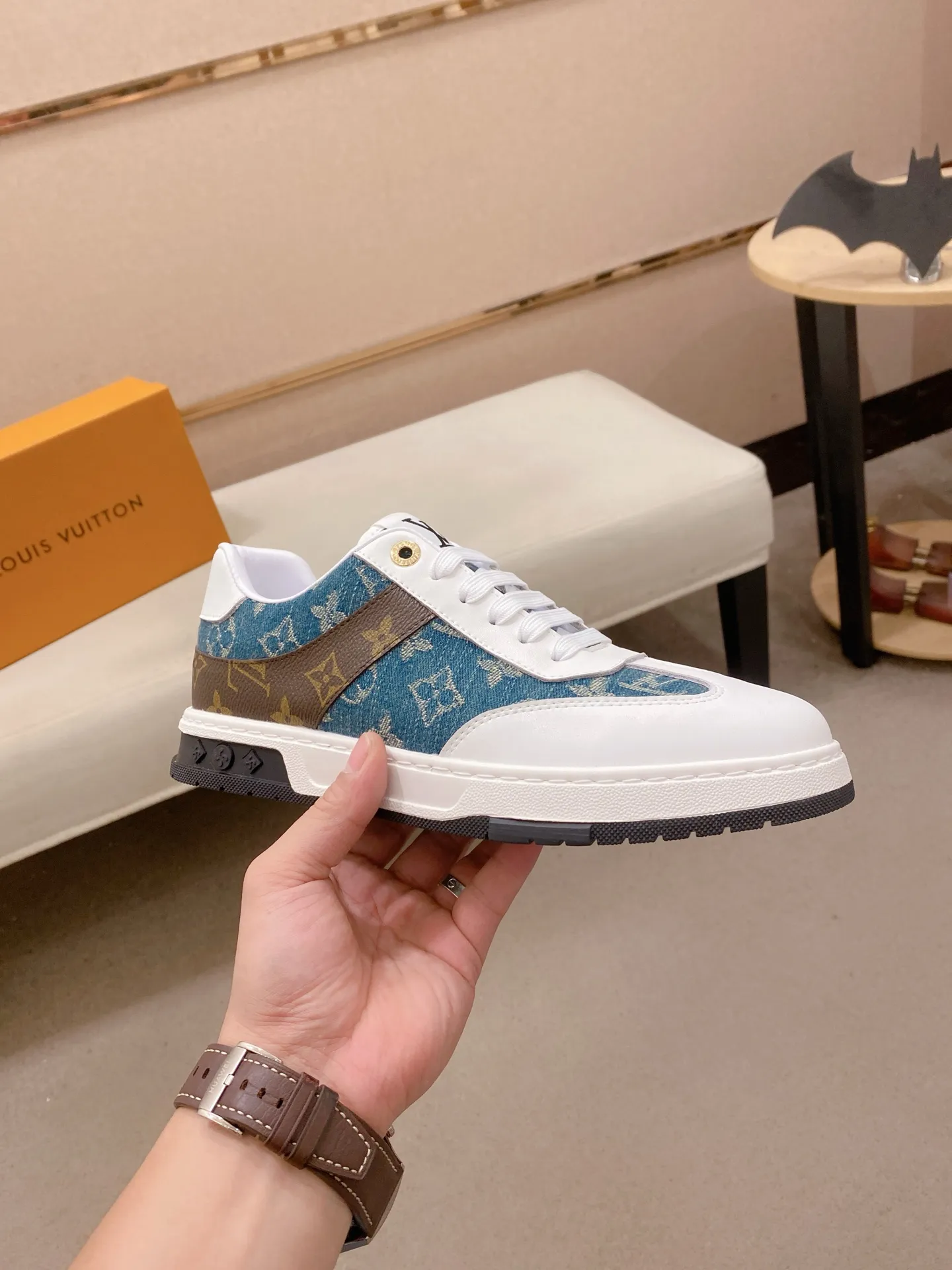 Factory price: 400 men's shoes💰🇮🇹🇮🇹LV Louis Vuitton. The latest fashionable casual shoes are popular in physical stores. New spring and summer comfortable imported custom original cowhide, unique jacquard fabric element design. With sheepskin lining, Lv original bottom, [sun][sun] high-end packaging and high quality💪Details determine the quality, you can enter and exit the counter at will, welcome to compare🇮🇹Size 38-44